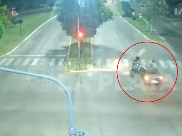 Accidente en La Plata: una joven cruzó en rojo con un auto a toda velocidad y mató a un motoquero