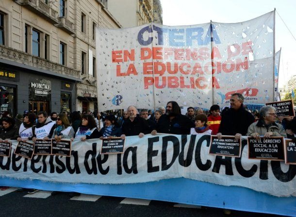 CTERA considera una «estafa» el aumento a los docentes y va al paro con la CGT