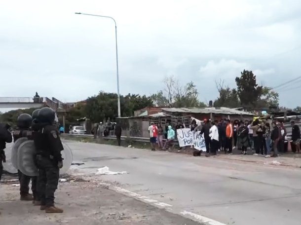 Tensión durante una protesta en Bernal: un nene quiso apuñalar a un policía