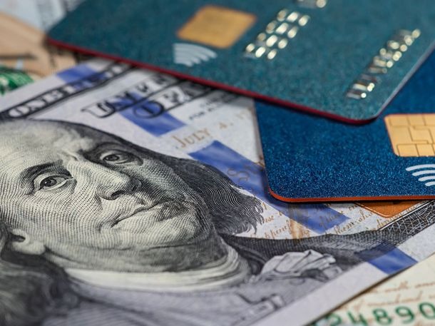 Se mantiene el recargo del 35% para el dólar tarjeta a pesar del anuncio del fin del cepo cambiario