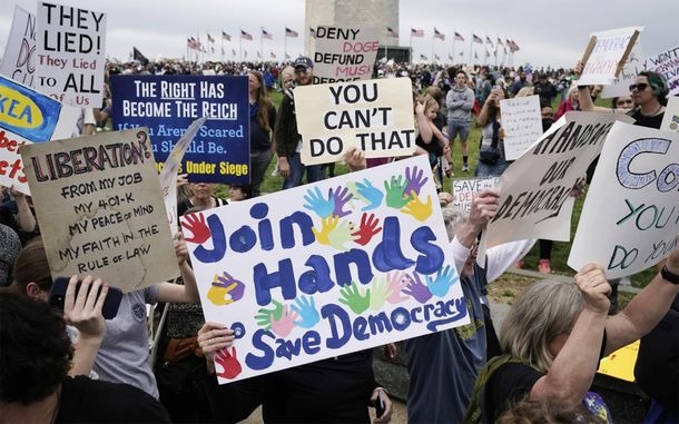 Masivas protestas en los Estados Unidos contra el ajuste de Donald Trump y Elon Musk