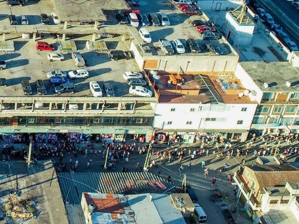 Nuevo operativo en La Salada: tensión entre policías y feriantes por los allanamientos