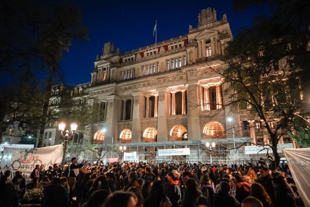 Todos con Cristina Kirchner: militantes y ciudadanos autoconvocados acampan frente a Tribunales