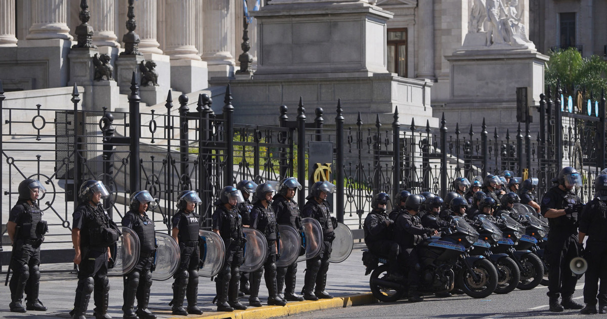 La insólita pelea por los baños del Senado: los K le piden a Villarruel que impida el ingreso de policías y Bullrich salió a cruzarlos La insólita pelea por los baños del Senado: los K le piden a Villarruel que impida el ingreso de policías y Bullrich salió a cruzarlos