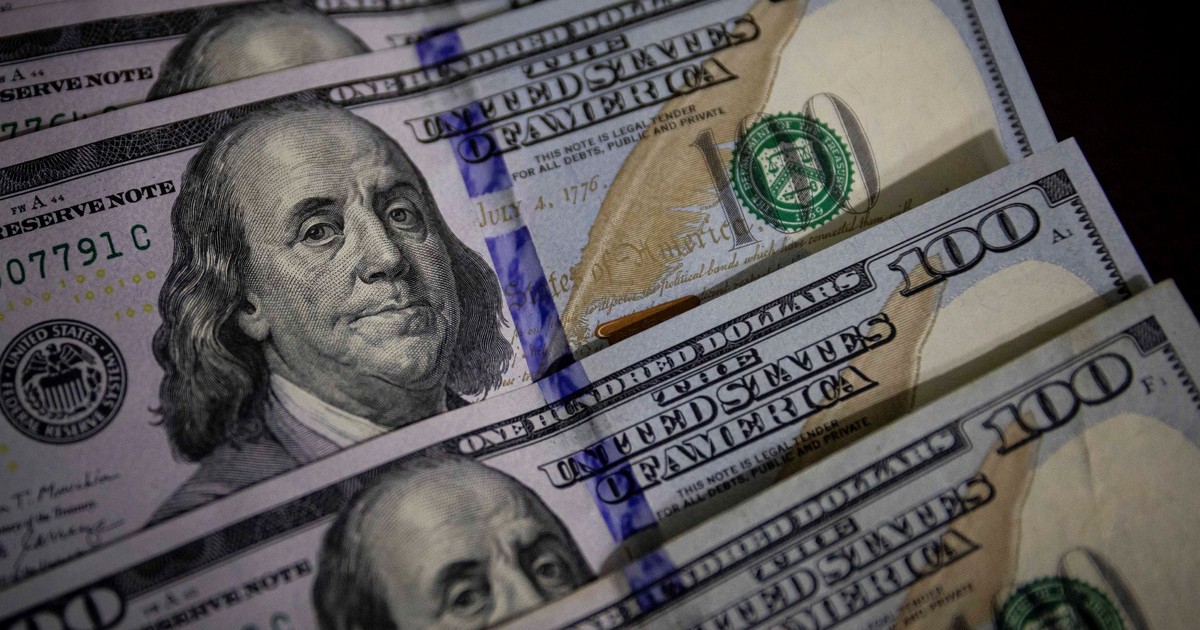 El dólar retrocede empujado por las tasas que se disparan más del 70%