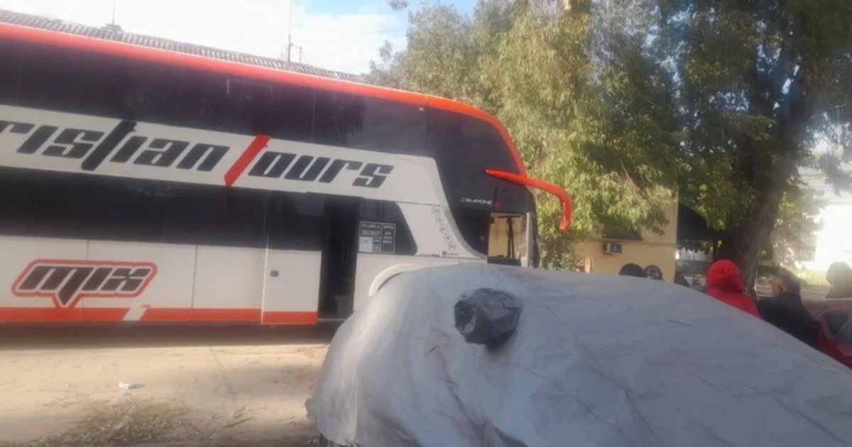 «¿De quién son estos USD 200.000?»: el sorpresivo hallazgo en la bodega de un micro por el que demoraron a todos sus pasajeros