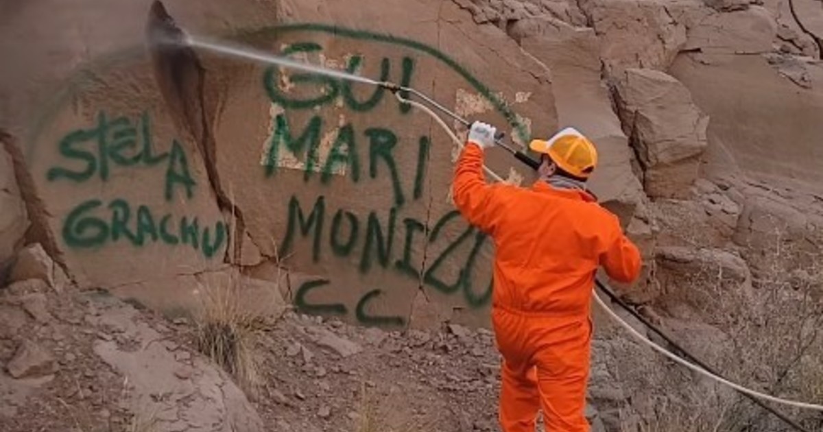 Limpiaron las pintadas que realizaron turistas bonaerenses en una roca en Potrerillos Limpiaron las pintadas que realizaron turistas bonaerenses en una roca en Potrerillos