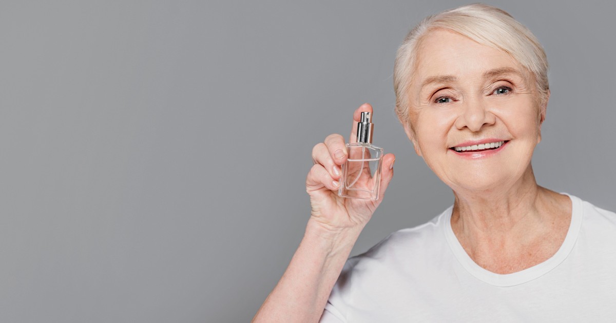Estos son 3 perfumes ideales para mujeres de 60 años: cuáles son las características que los hacen perfectos