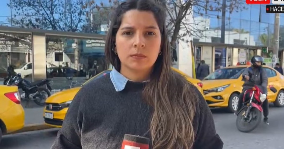 Un motochorro le quiso robar el teléfono a una periodista en un móvil en vivo