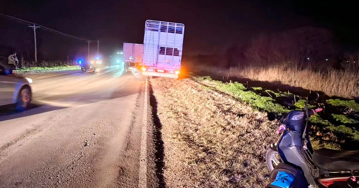Tragedia en Entre Ríos: una mujer viajaba en moto junto a su hija, se cayó y fue atropellada por un camión