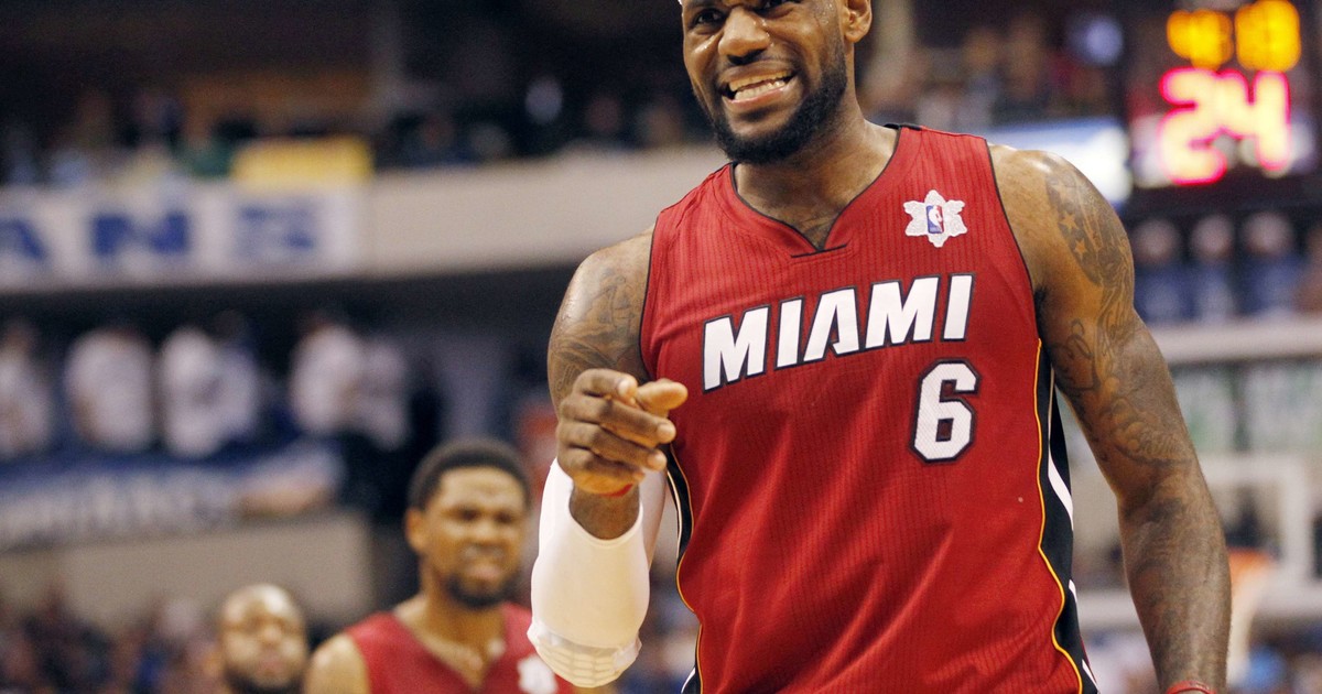 Fue empleado de seguridad de Miami Heat y lo acusan de robar más de 400 camisetas de la NBA: las vendía en Internet