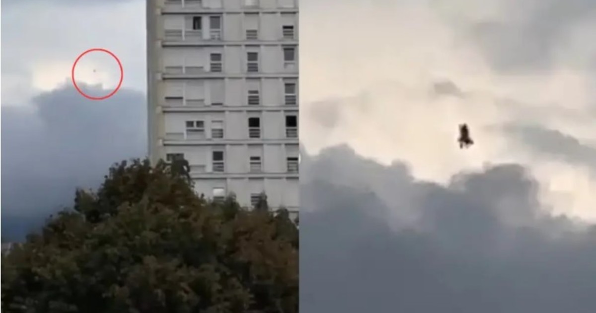 Filmaron a una presunta bruja volando sobre una escoba