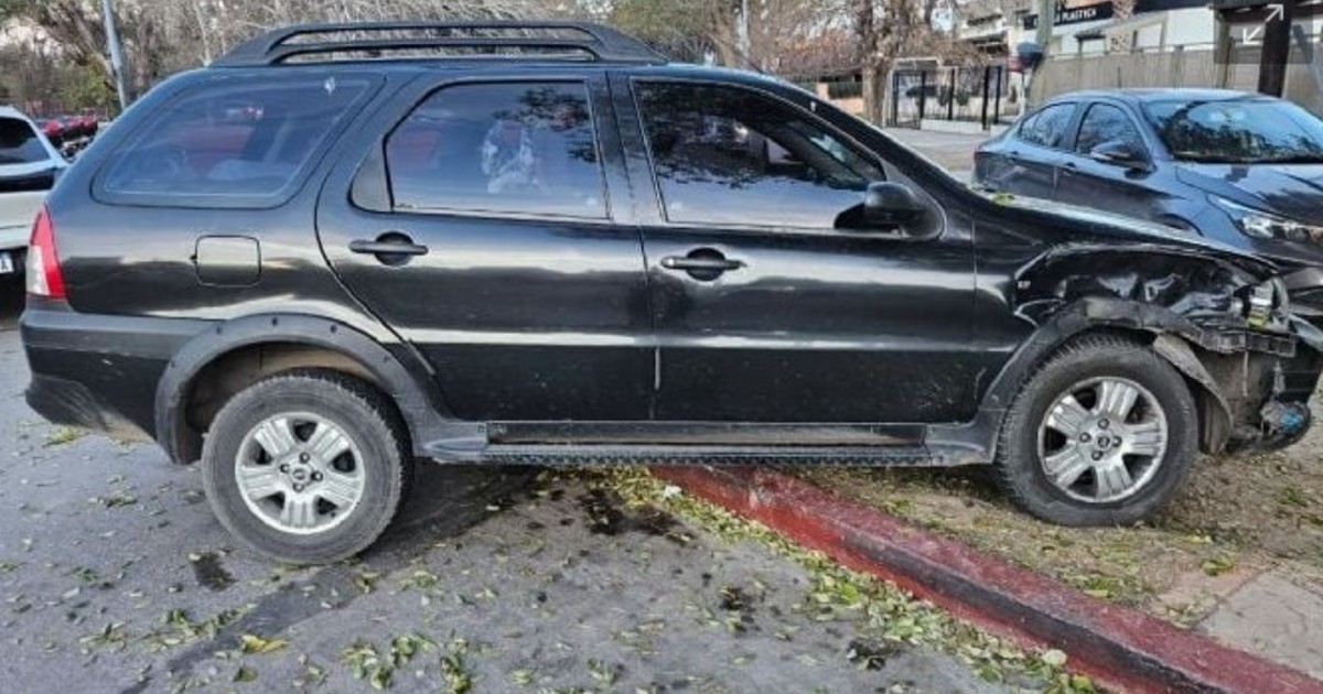 Rápidos y furiosos en Córdoba: evadieron un control, chocaron otros autos en una persecución y los atraparon en los techos de un barrio