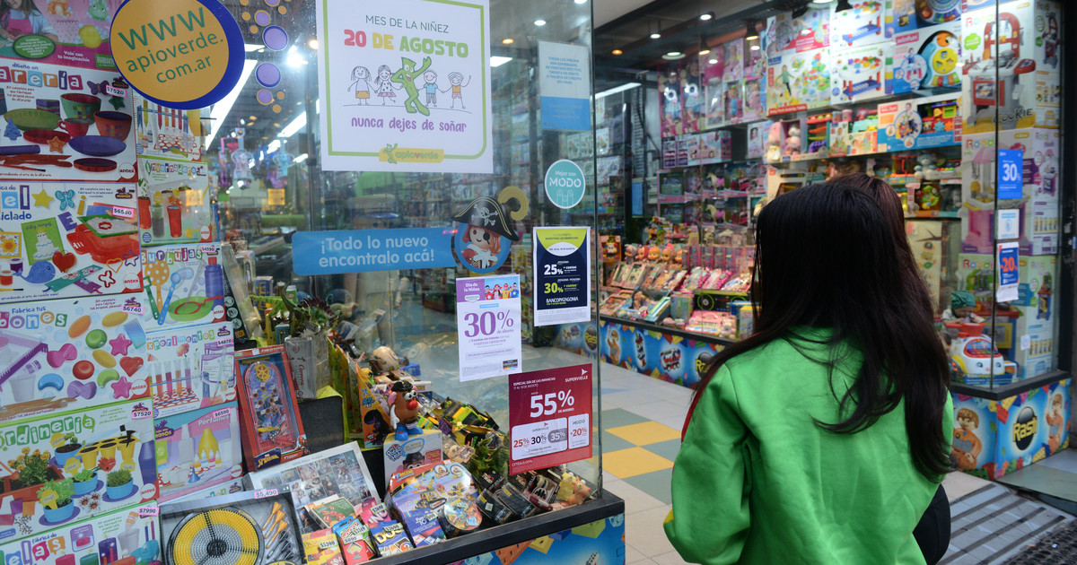 El Gobierno elimina trabas y controles a productos importados y promete 12.000 trámites menos por año