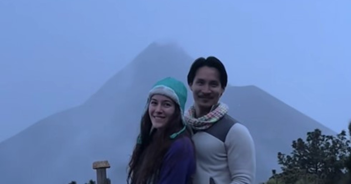 Un joven le pidió matrimonio a su novia justo cuando un volcán entraba en erupción