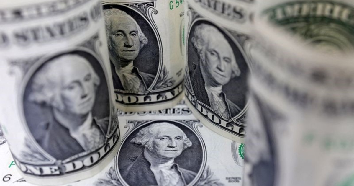 Con menos oferta y más demanda, el dólar subió otros 10 pesos y cierra la semana en $ 1.335
