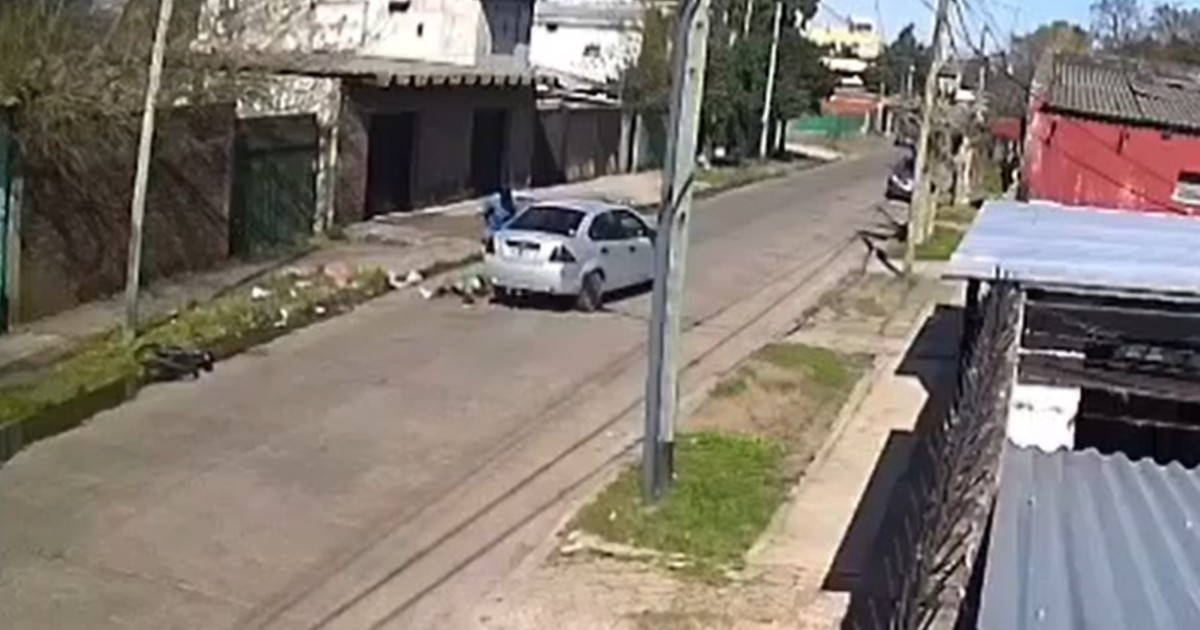 Atropelló a un ciclista, se bajó para mover el cuerpo y escapó con una pasajera a bordo