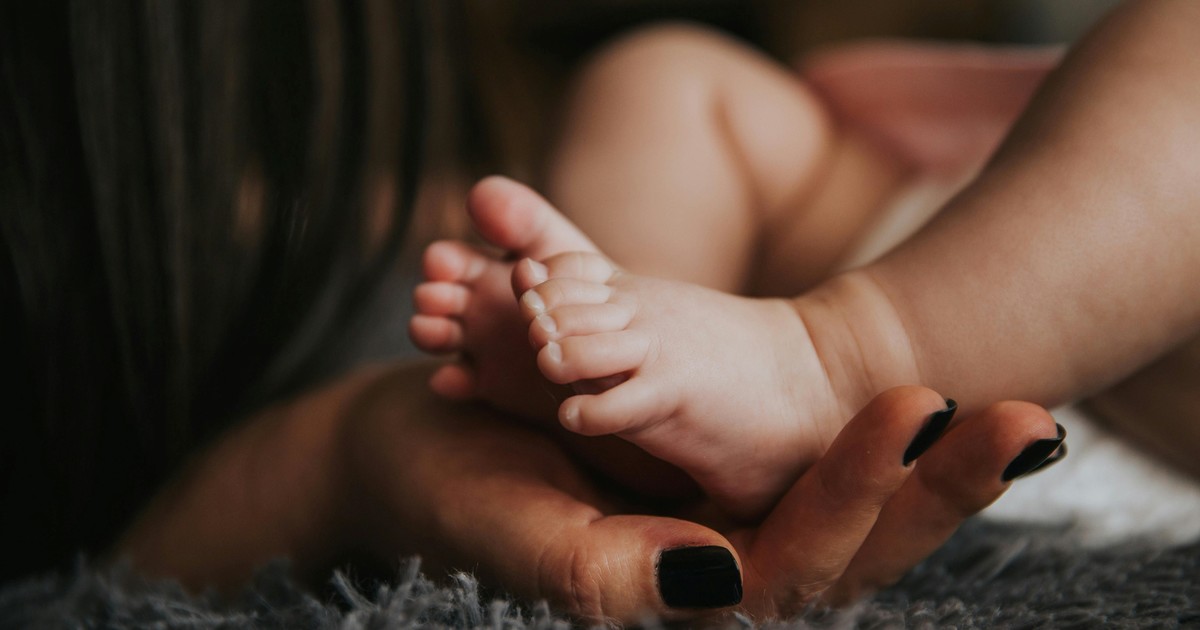 Intentó despertar a su bebé de seis días, pero no reaccionó: el error de un médico que casi le cuesta la vida