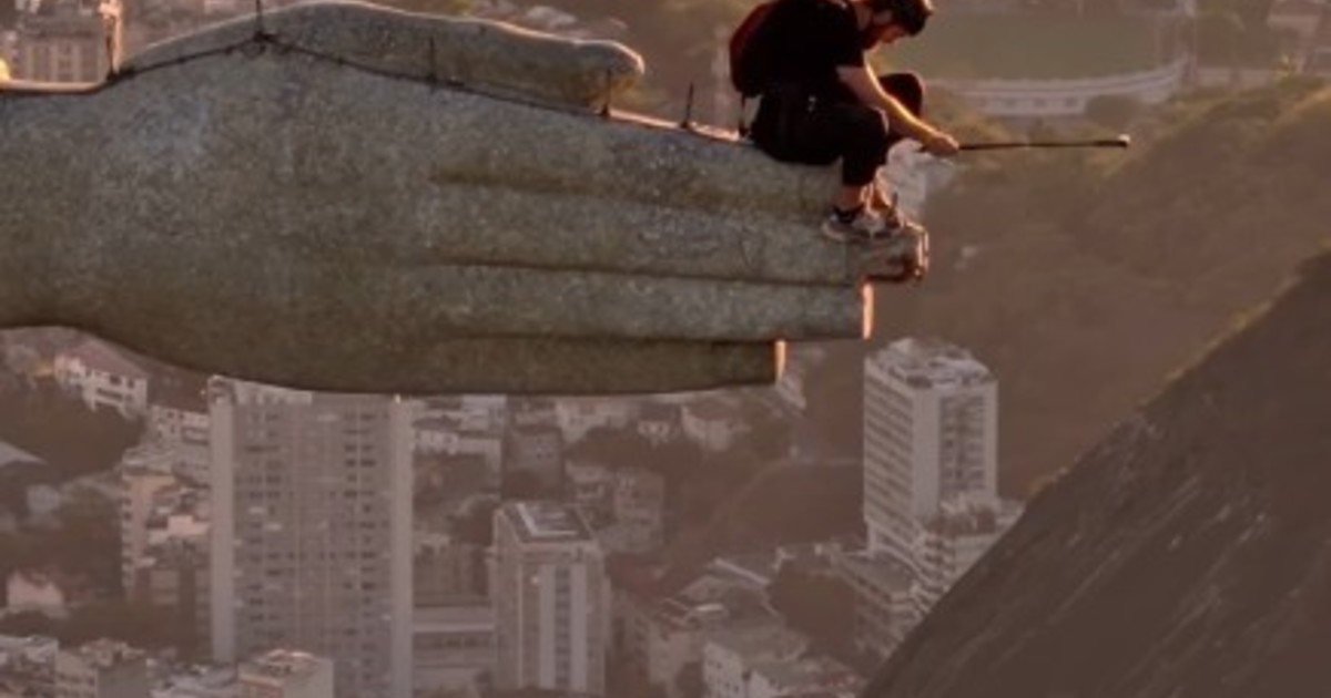 Locura en Río de Janeiro: dos personas saltaron en paracaídas desde el Cristo Redentor Locura en Río de Janeiro: dos personas saltaron en paracaídas desde el Cristo Redentor