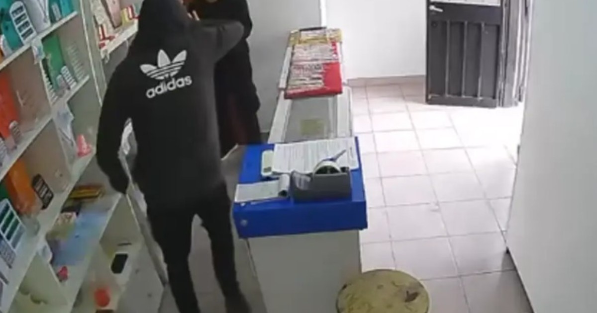 Quiso robar encapuchado y con un destornillador, pero los empleados le dieron una paliza: «Dejame ir, bolu…»