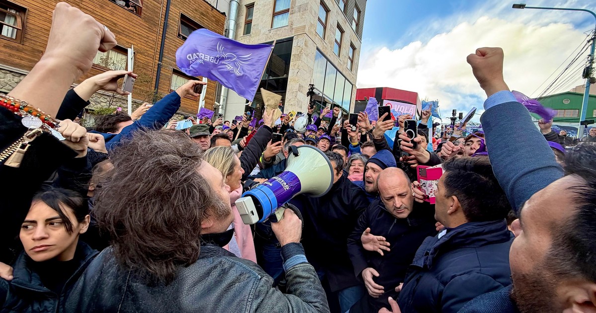 Milei arrancó la campaña en Ushuaia pero tuvo que suspender una caminata por una protesta de la UOM y el kirchnerismo