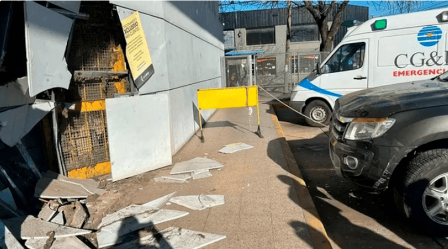 Una mujer intentó estacionar su camioneta, perdió el control y terminó chocando contra un supermercado