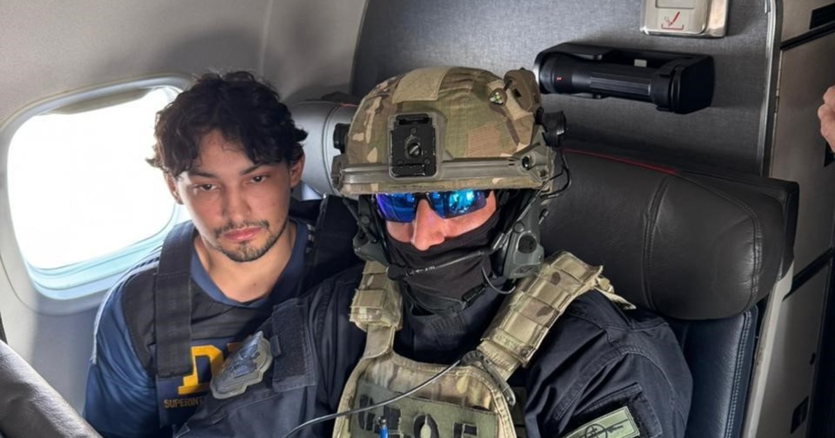 Con mameluco naranja y chaleco antibalas: las fotos y los videos del traslado a Argentina de Matías Ozorio, mano derecha de Pequeño J