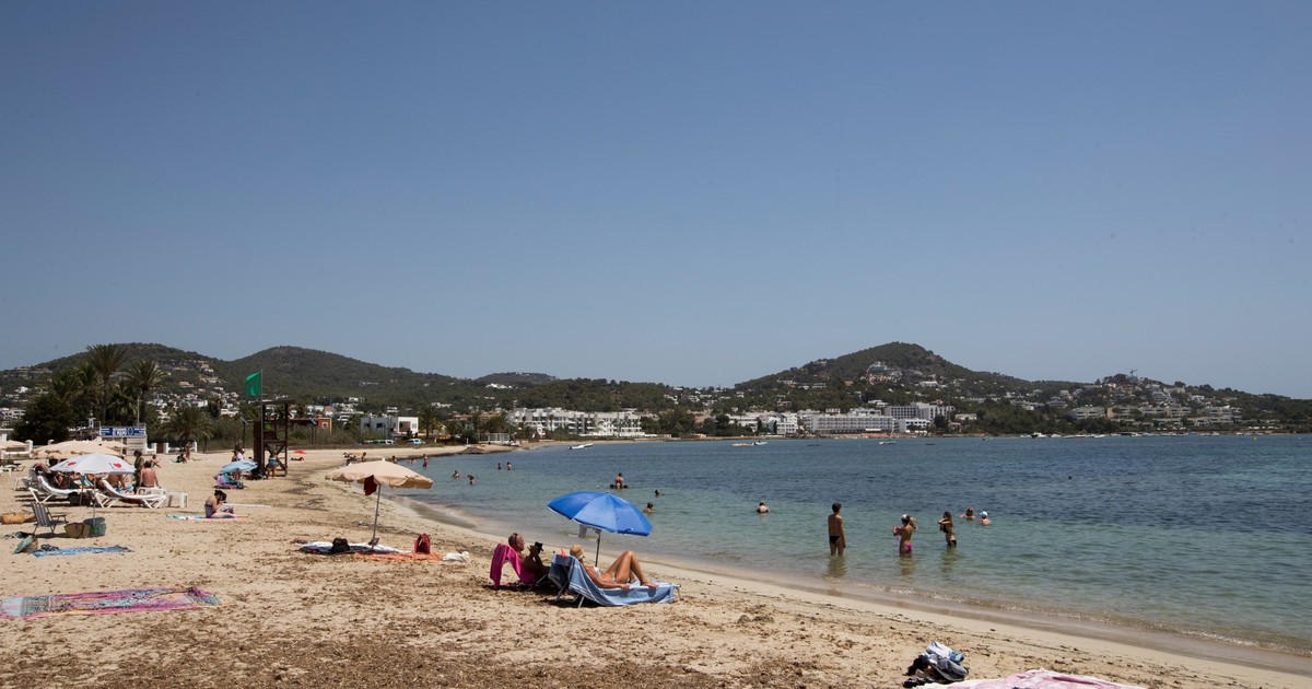 Hallazgo de terror: un turista encontró un pie humano en una famosa playa de Ibiza y abren una investigación