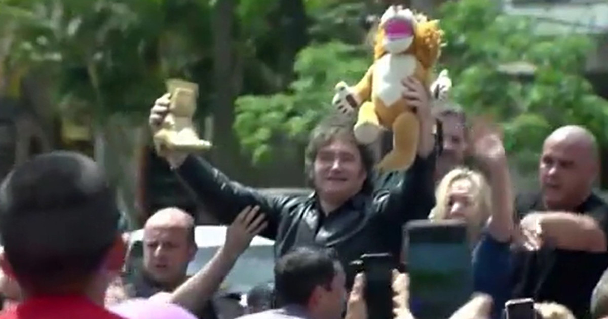 El «regalo» alusivo a Cristina Kirchner que Milei recibió en Chaco: «Es libertad o tobillera»