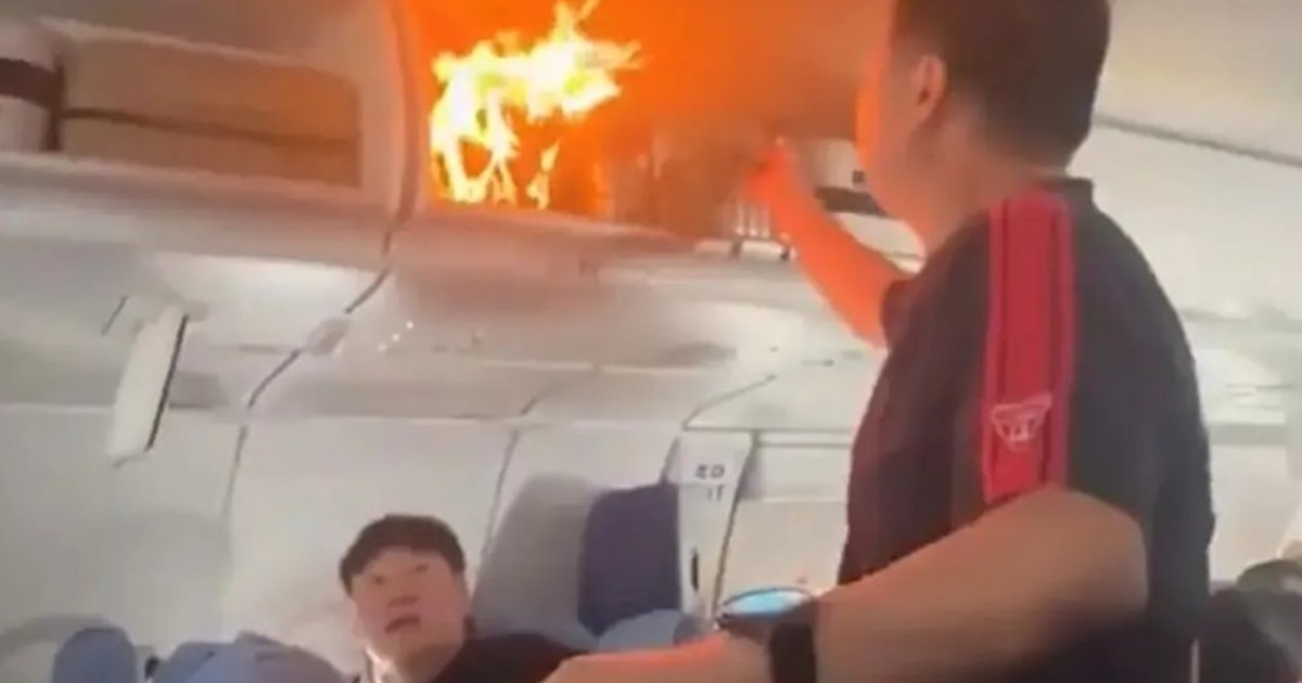 Susto entre los pasajeros de un avión de Air China por una batería portátil que se incendió en un portaequipajes