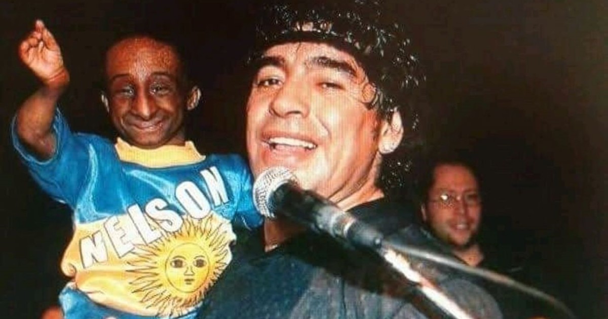 A 19 años de la muerte de Nelson de la Rosa, el día que Maradona lo revoleó por los aires y después lo invitó a una fiesta A 19 años de la muerte de Nelson de la Rosa, el día que Maradona lo revoleó por los aires y después lo invitó a una fiesta