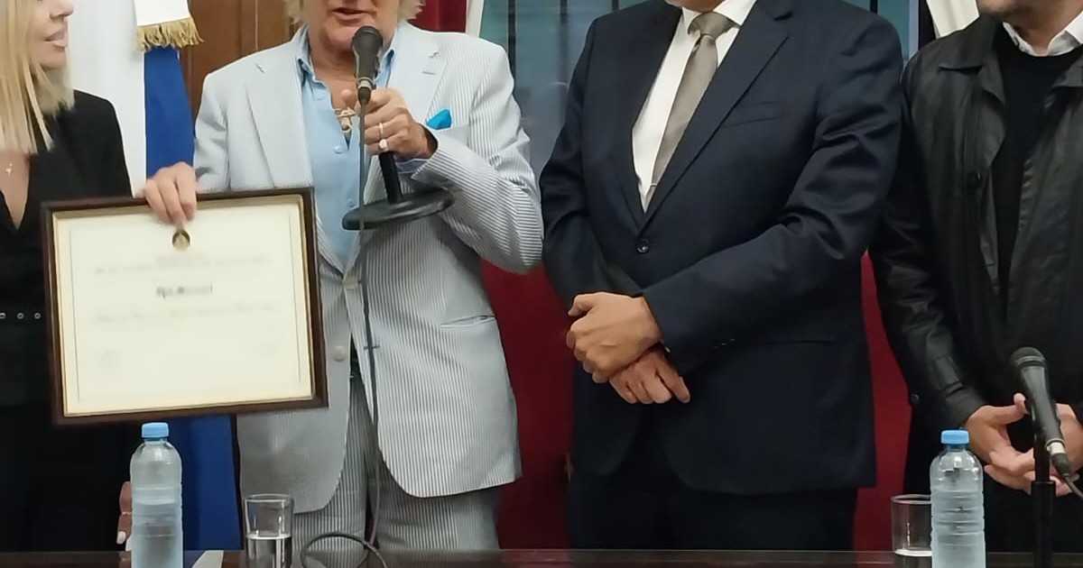 Rod Stewart derrochó simpatía y carisma en el acto donde fue declarado Huésped de Honor de la Ciudad de Buenos Aires: «Aquí me siento como en casa» Rod Stewart derrochó simpatía y carisma en el acto donde fue declarado Huésped de Honor de la Ciudad de Buenos Aires: «Aquí me siento como en casa»