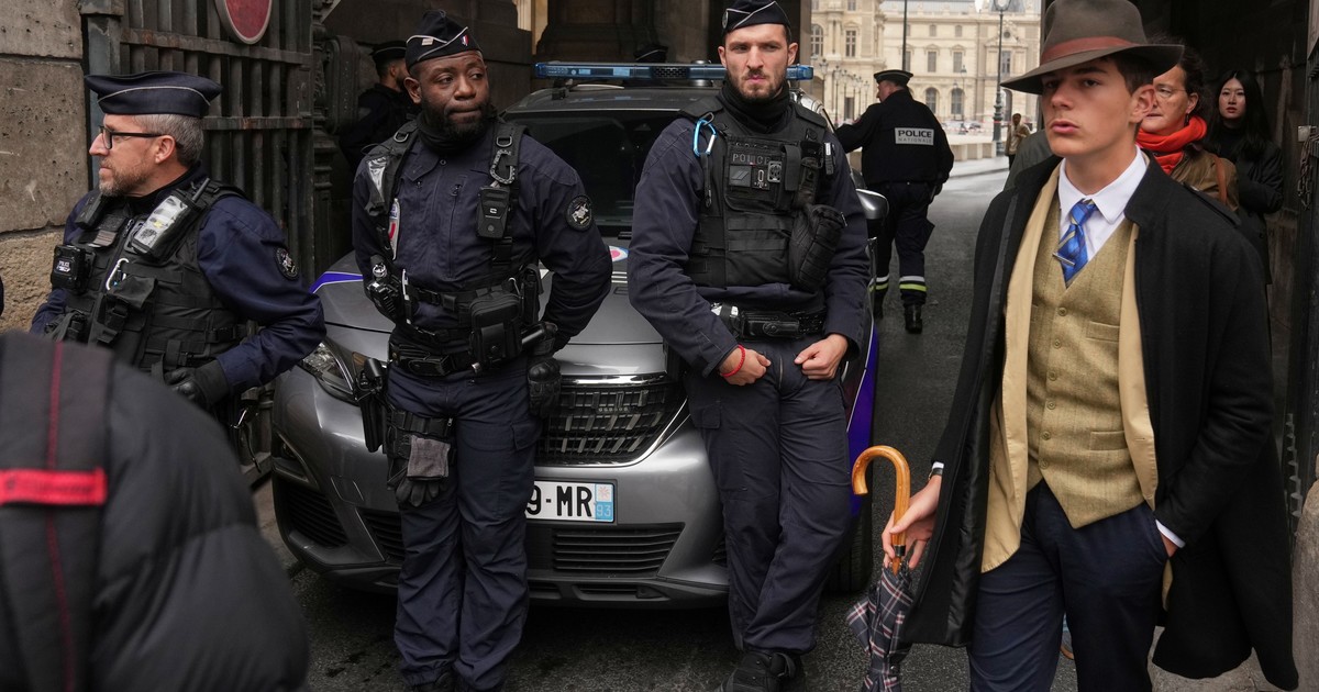 Se supo quién es el supuesto «joven detective» que apareció en una foto tras el robo al Museo del Louvre Se supo quién es el supuesto «joven detective» que apareció en una foto tras el robo al Museo del Louvre