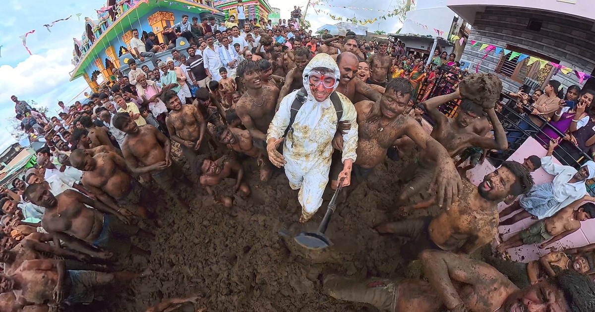 Un influencer se metió en el festival de excremento de vaca y provocó una fuerte polémica Un influencer se metió en el festival de excremento de vaca y provocó una fuerte polémica
