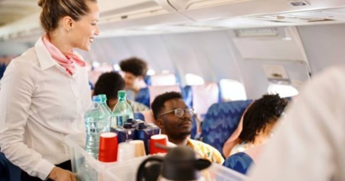 Sirvieron la comida en un avión y un  pasajero apuñaló con un tenedor a dos menores Sirvieron la comida en un avión y un  pasajero apuñaló con un tenedor a dos menores