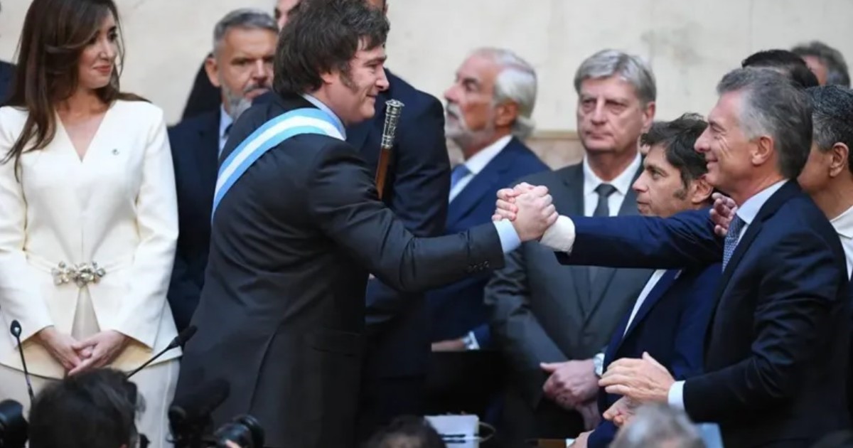 Milei mueve el tablero del poder: Santi Caputo será superministro del Interior y Adorni jefe de Gabinete Milei mueve el tablero del poder: Santi Caputo será superministro del Interior y Adorni jefe de Gabinete