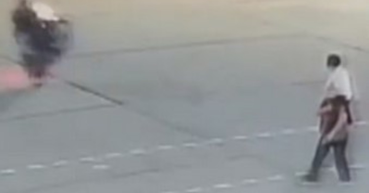 Hacía “wheelie” con la moto y atropelló a una jubilada que cruzaba la calle: la mujer quedó en estado delicado y lucha por su vida Hacía “wheelie” con la moto y atropelló a una jubilada que cruzaba la calle: la mujer quedó en estado delicado y lucha por su vida