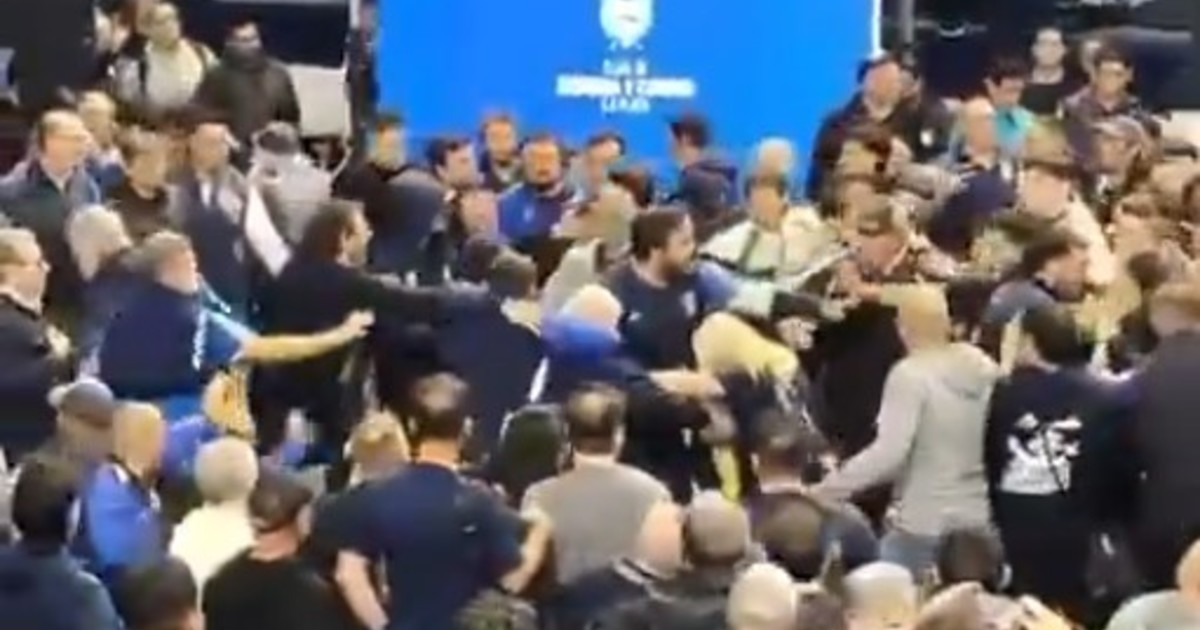 Sillazos, botellazos y huevazos en la Asamblea de General de Gimnasia La Plata Sillazos, botellazos y huevazos en la Asamblea de General de Gimnasia La Plata