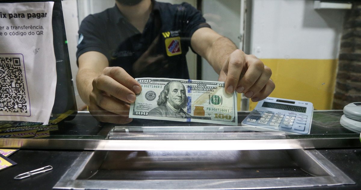 Vuelve a bajar el dólar para el ahorrista y se aleja de los .500