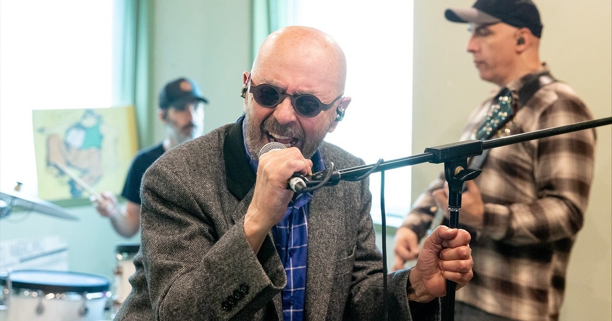 El Indio Solari sorprendió en las redes con fotos de un ensayo y los fans se ilusionan con una vuelta a los escenarios