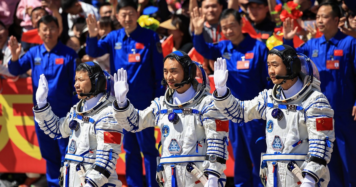 Tres astronautas quedaron varados tras chocar con «basura espacial» y no saben cuándo volverán a la Tierra: la misión Shenzhou-20