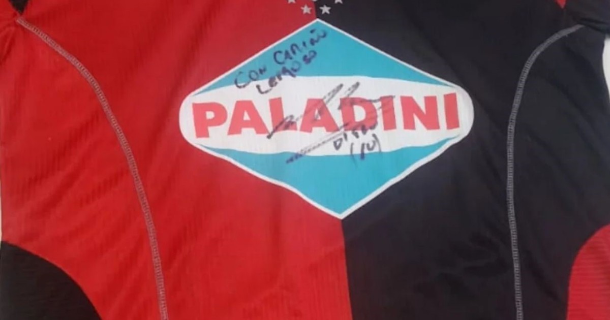 Recuperaron la camiseta de Newell’s firmada por Maradona que habían robado en una muestra en Córdoba Recuperaron la camiseta de Newell’s firmada por Maradona que habían robado en una muestra en Córdoba