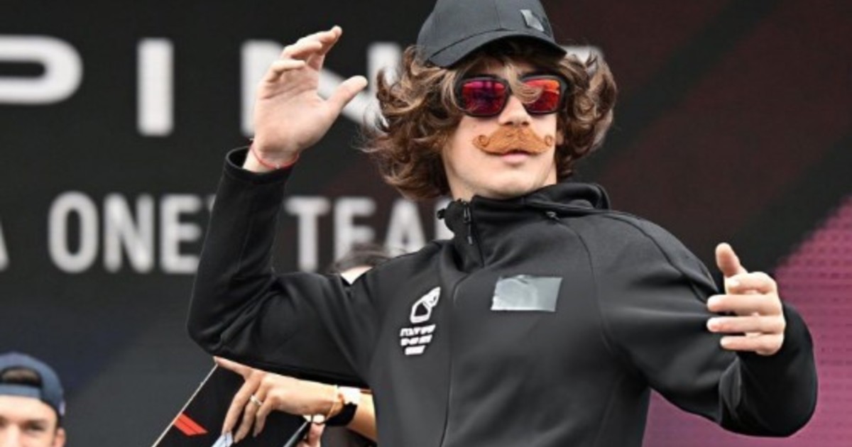 Franco Colapinto sorprendió a los fanáticos con un disfraz en el Fan Zone de Interlagos: ¿a quién quiso parecerse el argentino? Franco Colapinto sorprendió a los fanáticos con un disfraz en el Fan Zone de Interlagos: ¿a quién quiso parecerse el argentino?