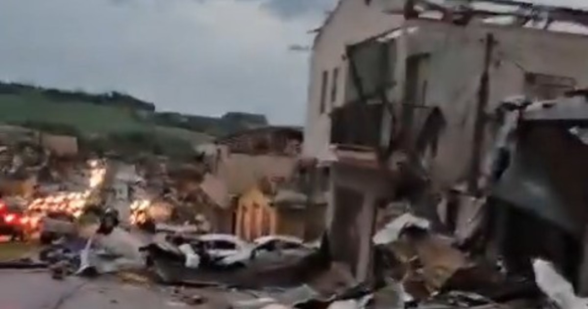 Violento temporal en Misiones: hay autos volcados, techos destrozados y caída de árboles por el doble ciclón tropical llegado de Brasil