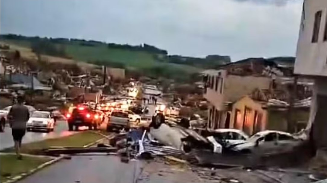 Cinco muertos y ráfagas de 250km/h: los impactantes videos de los destrozos que dejó un tornado en Brasil Cinco muertos y ráfagas de 250km/h: los impactantes videos de los destrozos que dejó un tornado en Brasil