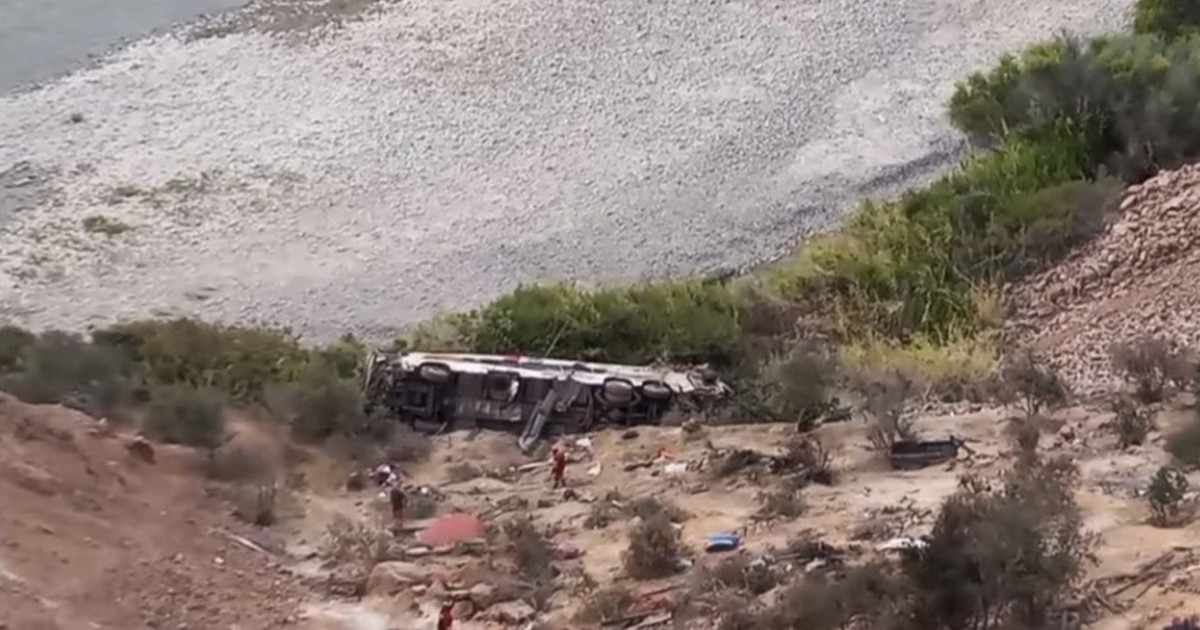 Tragedia en Perú: hay al menos 37 muertos por la caída de un micro en un barranco Tragedia en Perú: hay al menos 37 muertos por la caída de un micro en un barranco