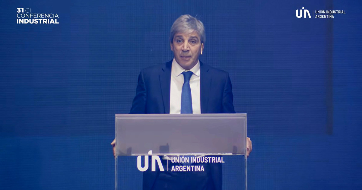 Frente a empresarios de la UIA, Caputo se mostró optimista para el 2026, defendió las bandas cambiarias y destacó la baja de la pobreza infantil
