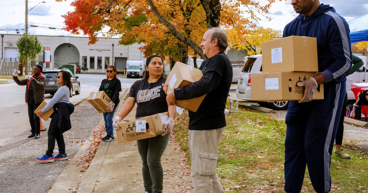 Filas en el banco de alimentos, multimillonarios en la Casa Blanca