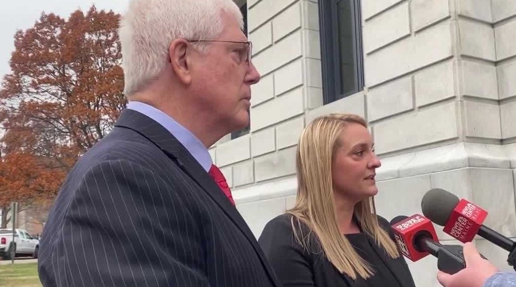 ¡INSÓLITO! Juez le prohíbe a una madre llevar a su hija a la iglesia y leerle la Biblia ¡INSÓLITO! Juez le prohíbe a una madre llevar a su hija a la iglesia y leerle la Biblia