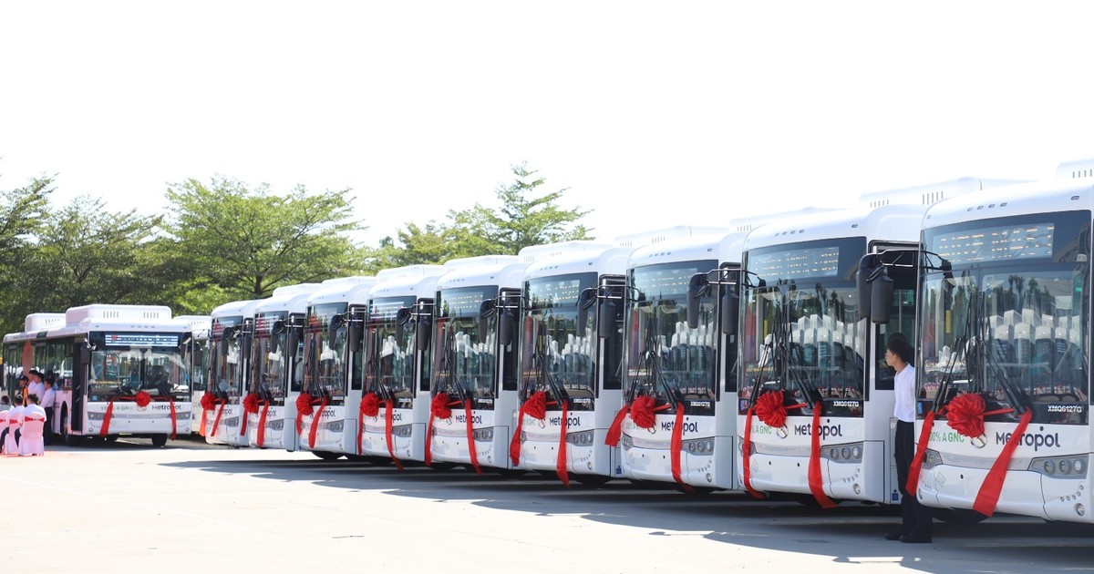 En medio del acuerdo comercial con Trump una líder del transporte compra en China 150 colectivos